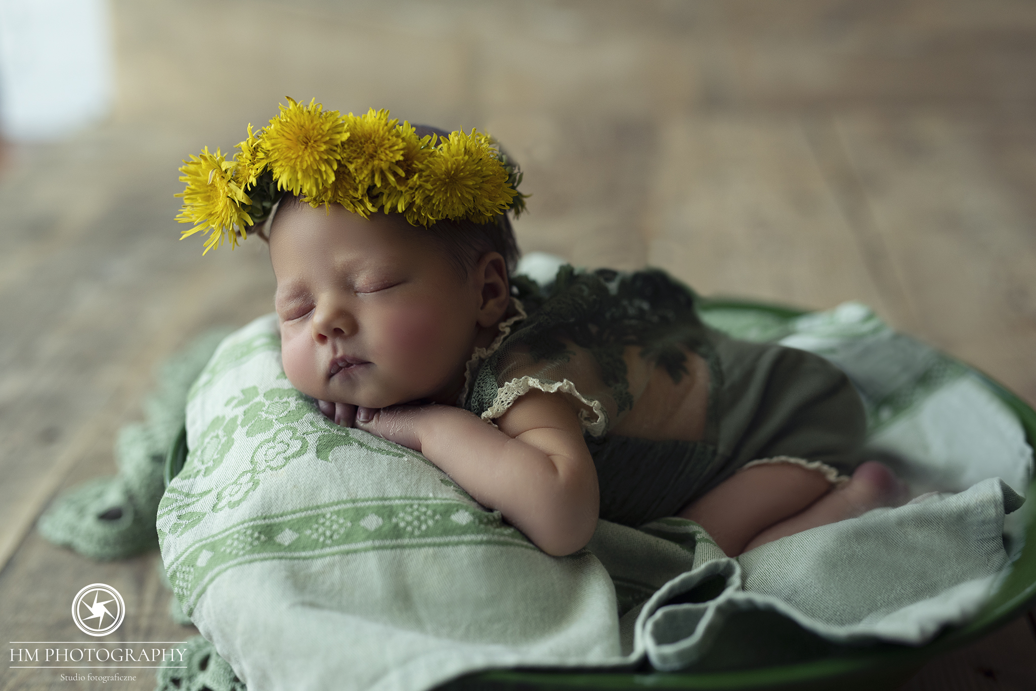 Spokojny noworodek podczas sesji fotograficznej HM Photography